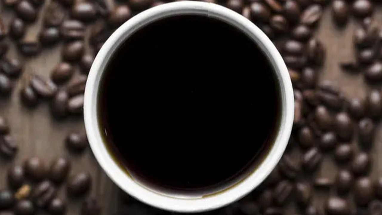 ilustrasi minum kopi (Source: freepik.com)