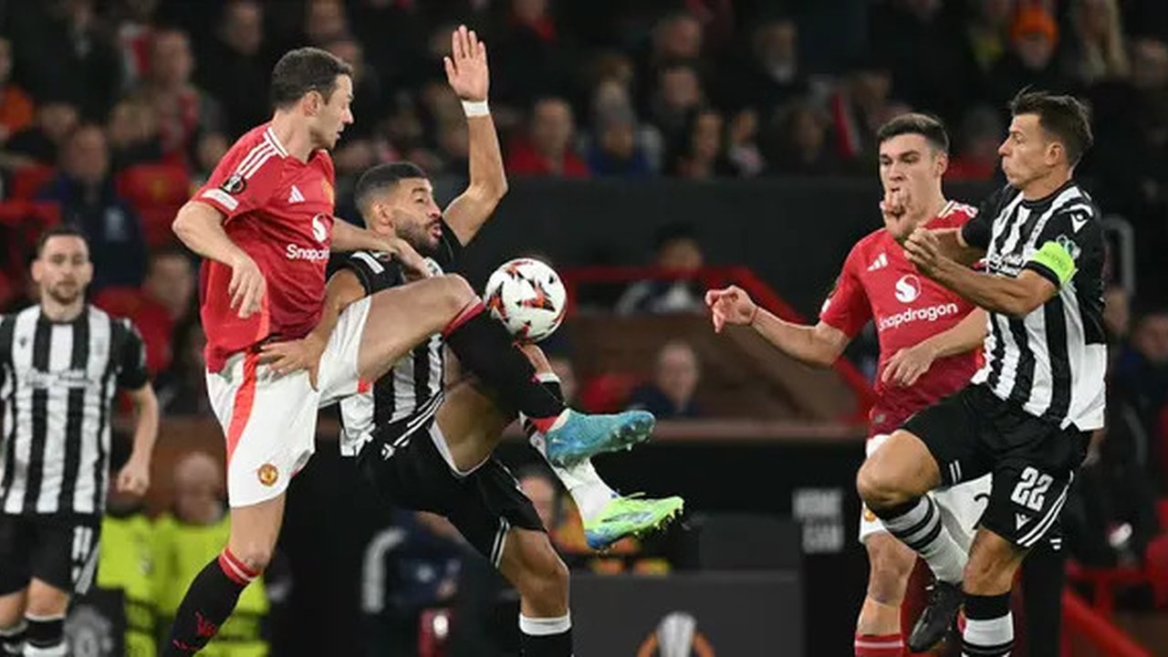 Selebrasi Lisandro Martinez dkk. dalam laga Premier League antara Fulham vs Manchester United, Senin (27/1/2025). (c) AP Photo/Kirsty Wigglesworth
