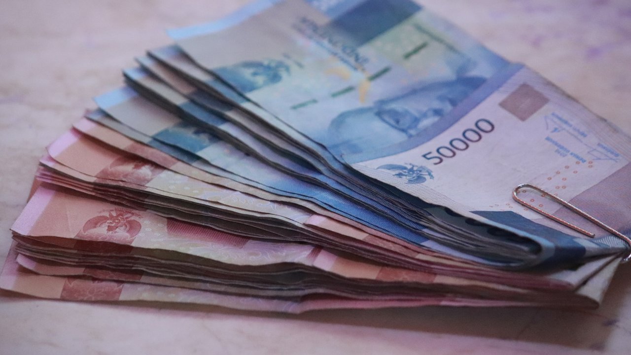 Ilustrasi uang rupiah. (Photo by Mufid Majnun on Unsplash)