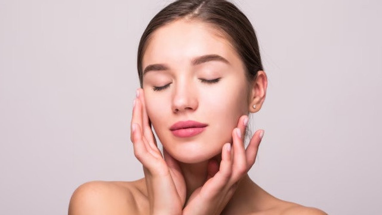 Ilustrasi Wajah Glowing (Credit: diana.grytsku/freepik)