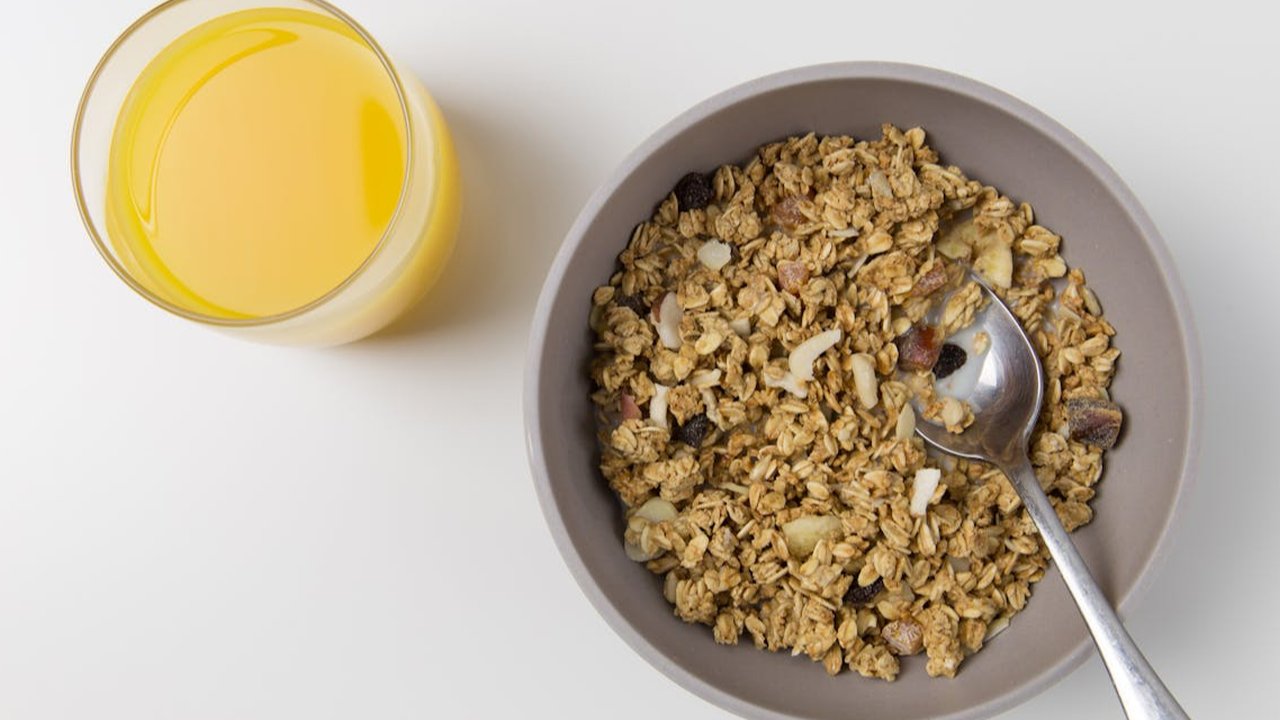 Ilustrasi Oatmeal dan Jus Jeruk