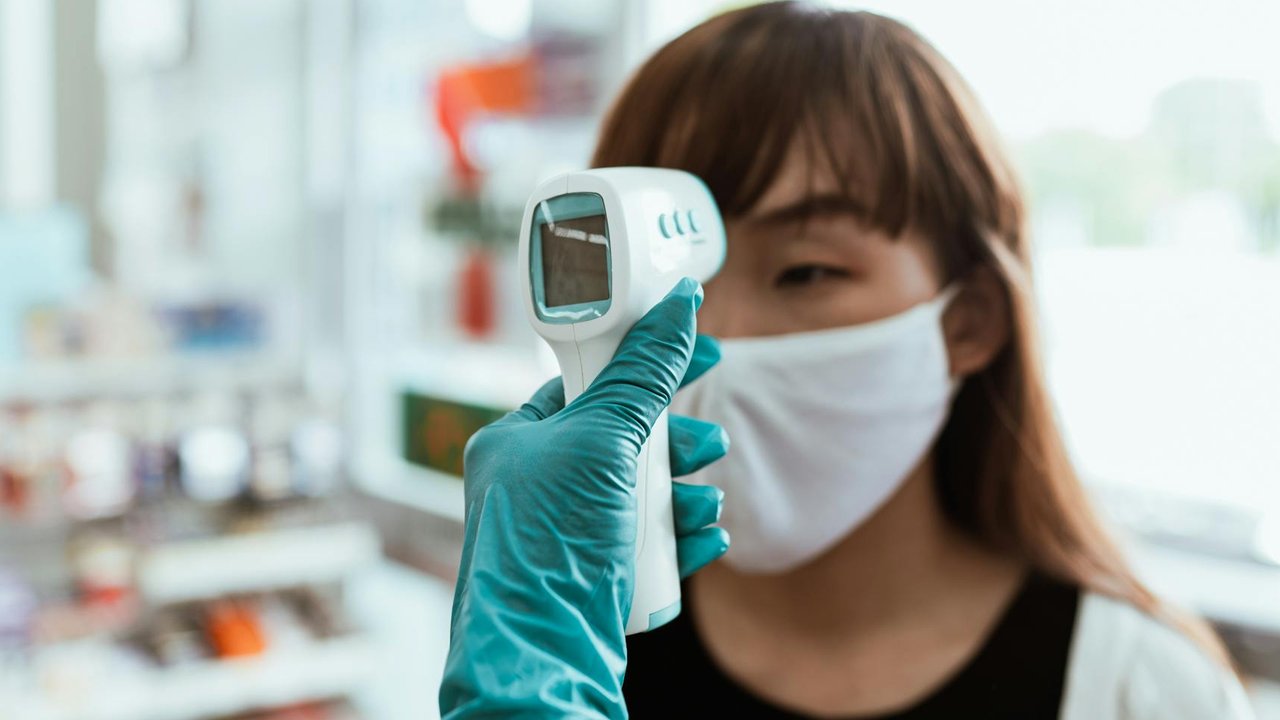 Seorang perempuan memegang maskernya saat tes usap selama pengujian COVID-19 publik di distrik Chaoyang, Beijing, Rabu (11/5/2022). Shanghai pada Rabu menegaskan kembali akan mempertahankan pendekatan “nol-COVID” pengendalian pandemi, sehari setelah kepala Organisasi Kesehatan Dunia (WHO) menyatakan kebijakan itu tidak berkelanjutan dan mendesak China mengubah strategi. (AP Photo/Andy Wong)