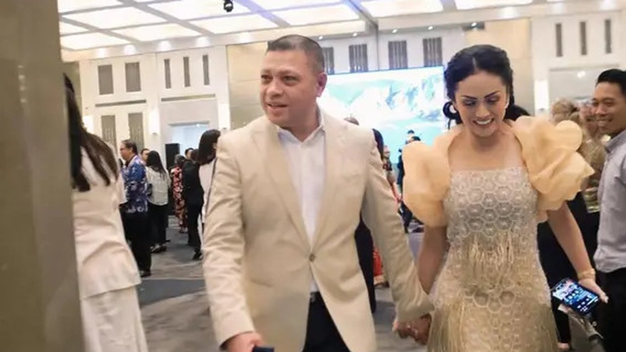 Model Rambut Kris Dayanti saat Menemani Sang Suami di Acara Formal