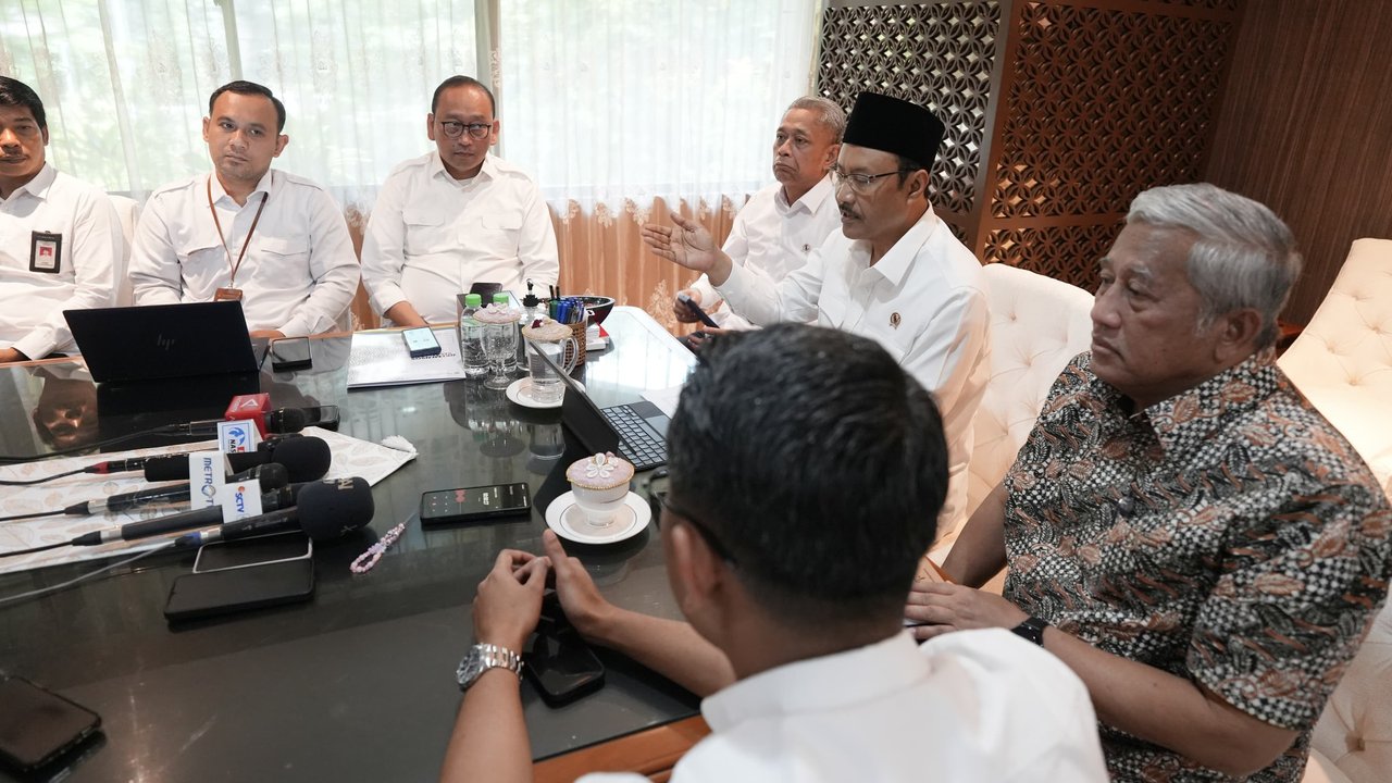 Menteri Sosial Saifullah Yusuf saat konferensi pers pencairan penebalan bansos
