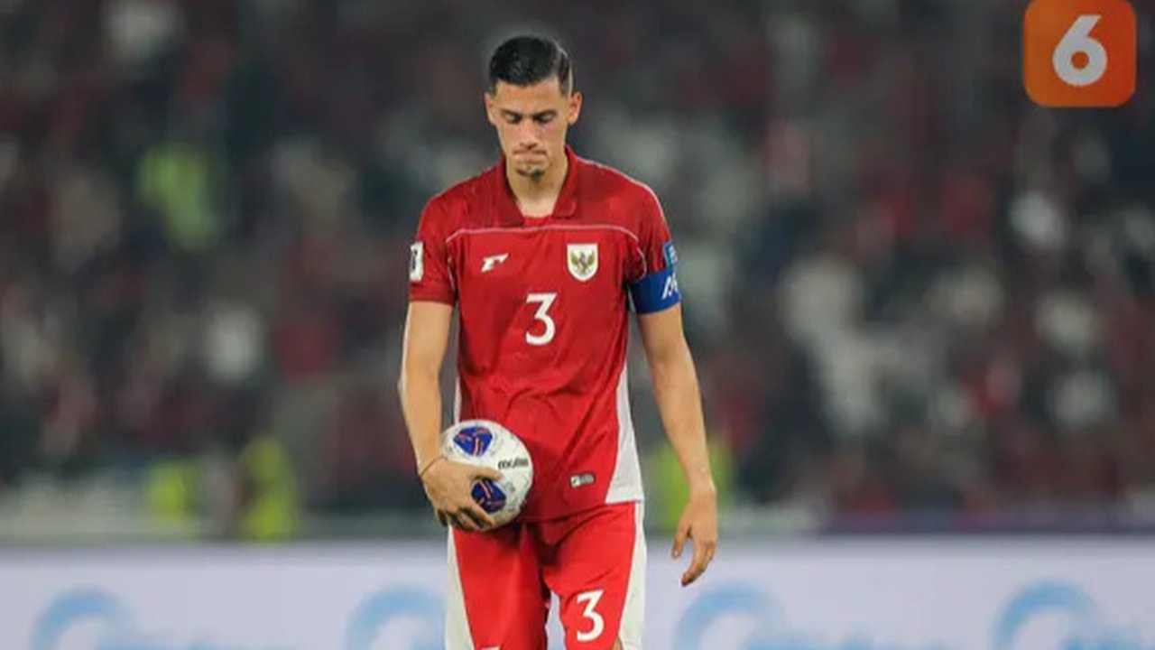 Pemain Timnas Indonesia, Jay Idzes (kiri) memberikan dukungan kepada Yance Sayuri yang tak mampu membendung kesedihannya setelah laga terakhir putaran ketiga Grup C Kualifikasi Piala Dunia 20