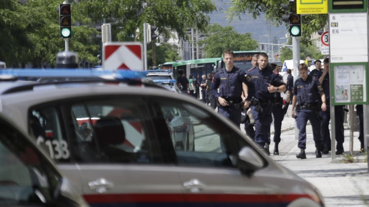 Polisi terlihat berjaga di jalan dekat sebuah sekolah di Graz, Austria, menyusul insiden penembakan yang menewaskan beberapa orang, pada Selasa (10/6/2025).