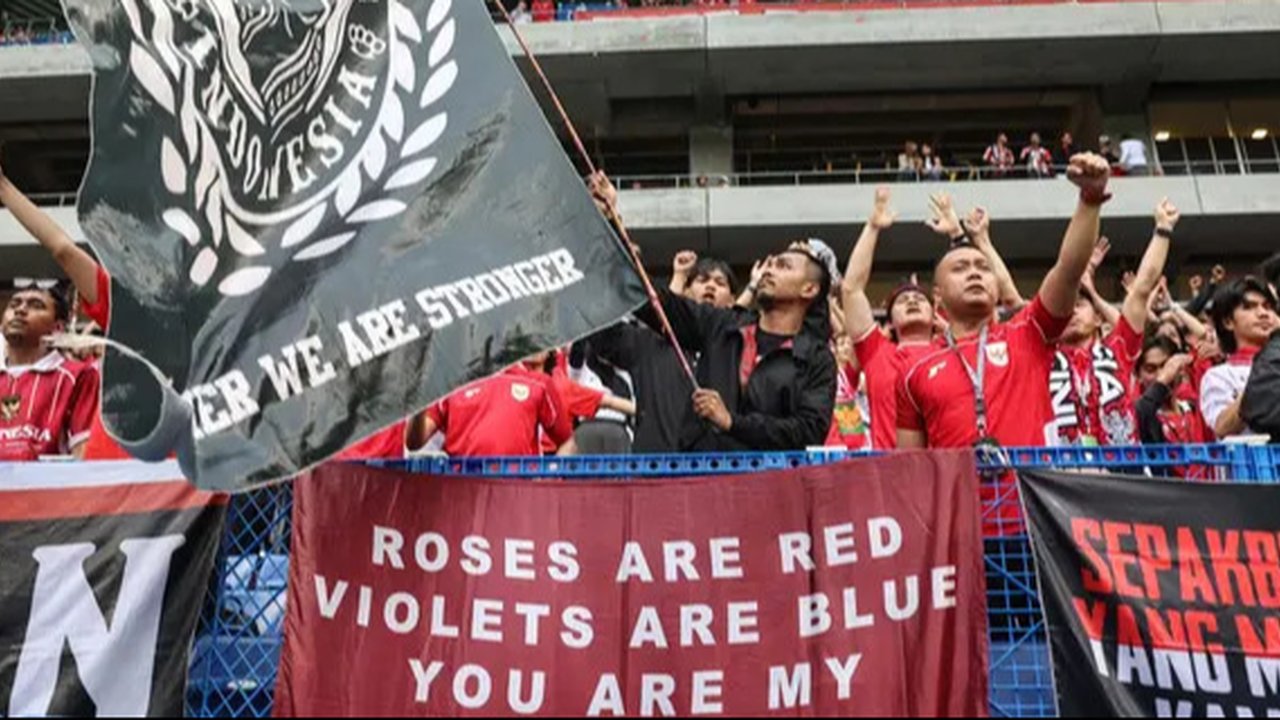 Para suporter Timnas Indonesia memberikan dukungan kepada timnya dalam laga terakhir Grup C Putaran Ketiga Kualifikasi Piala Dunia 2026 melawan Jepang di Suita Stadium, Jepang, Selasa (10/06/