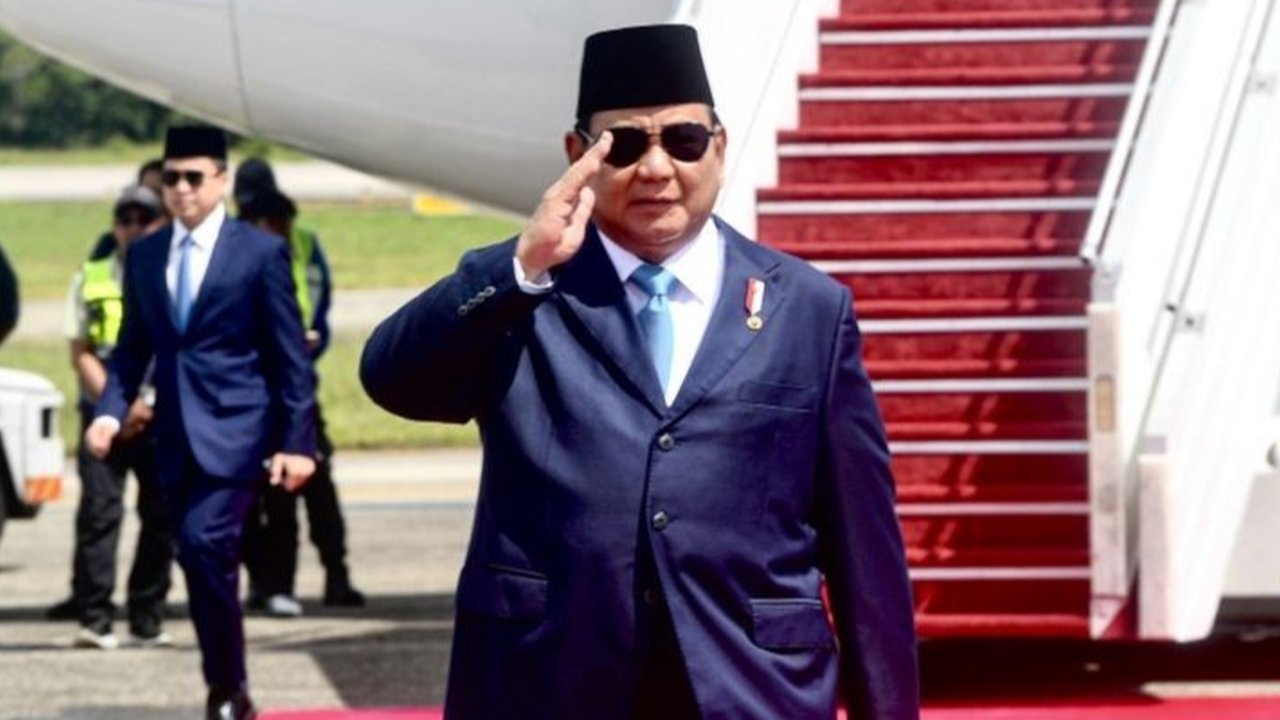 Presiden Prabowo Subianto tiba di Brunei Darussalam, disambut upacara kenegaraan, bertemu Sultan Hassanal Bolkiah, dan menerima anugerah tertinggi negara Brunei.