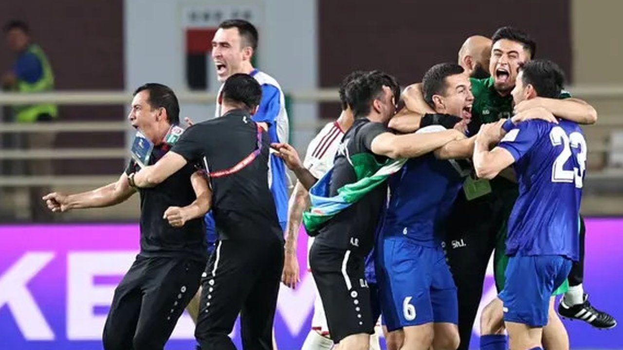 Para pemain Uzbekistan merayakan kemenangan setelah pertandingan Kualifikasi Piala Dunia FIFA 2026 melawan Uni Emirat Arab berakhir imbang, sehingga mereka lolos ke Piala Dunia untuk perta