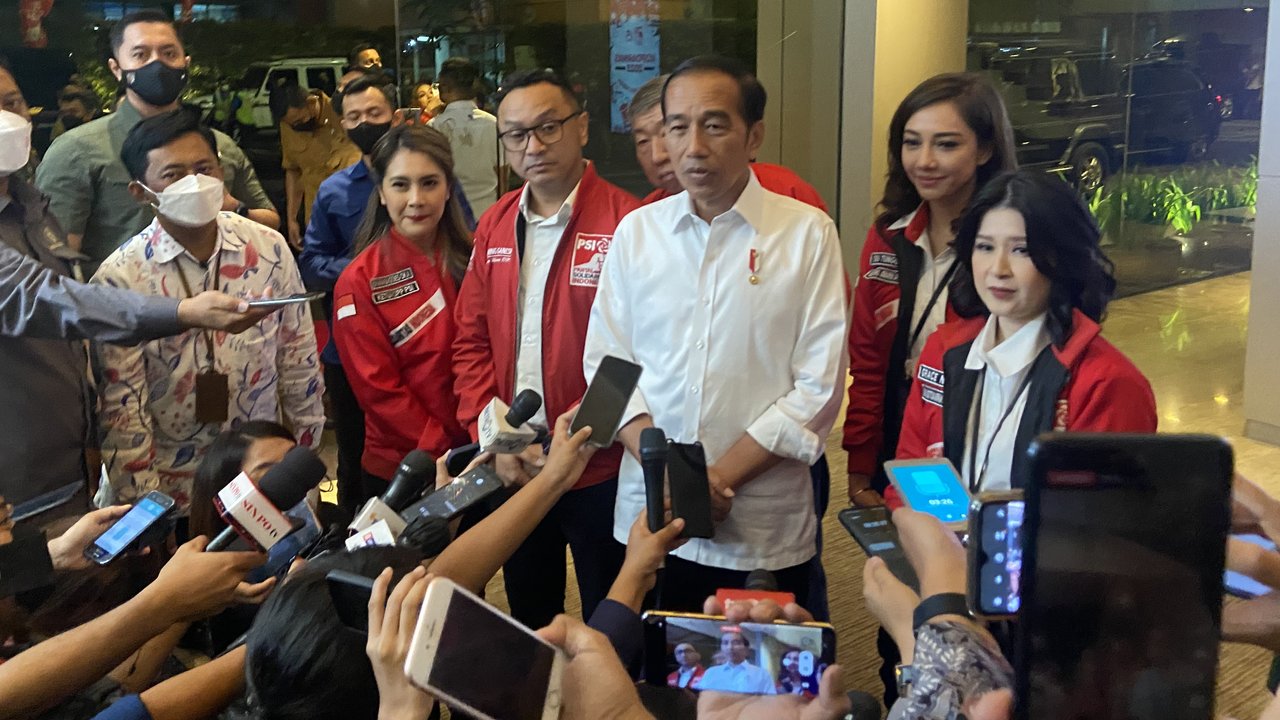 Presiden Joko Widodo (Jokowi) usai menghadiri HUT PSI ke-8 di Jakarta Theater, Jakarta Pusat, Selasa (31/1/2023) (Liputan6.com/Muhammad Radityo Priyasmoro)