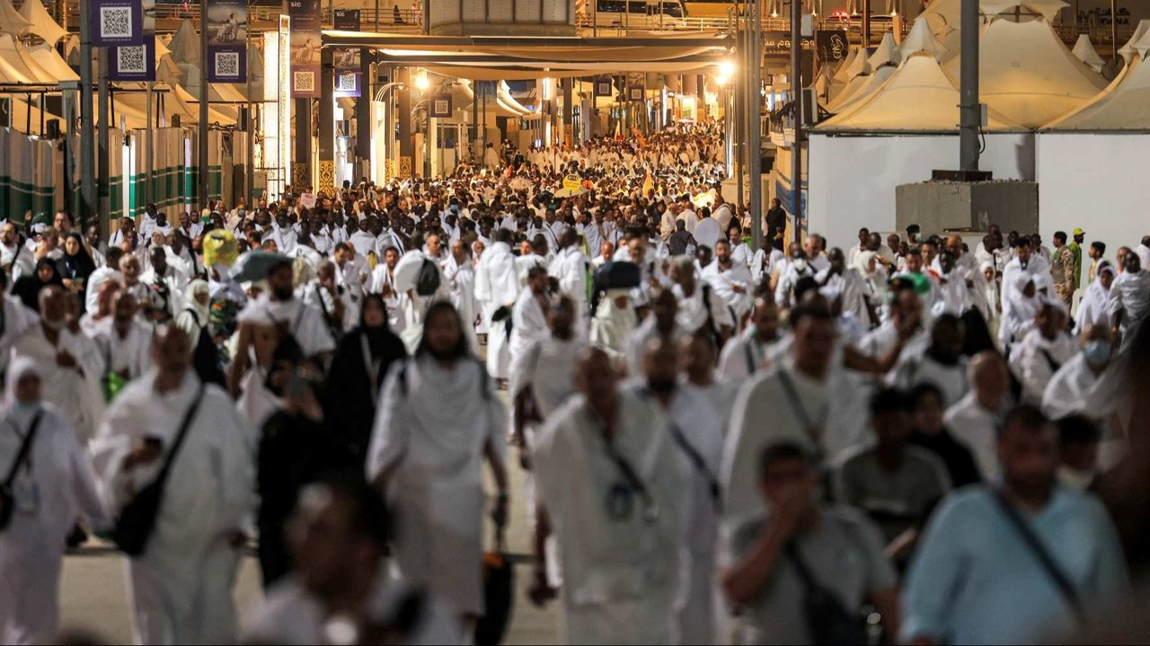 Sejumlah jemaah haji melaksanakan prosesi lempar jumrah untuk mengenang kisah Nabi Ibrahim AS saat melawan godaan setan di Mina, Arab Saudi, pada Juma (6/6/2025).