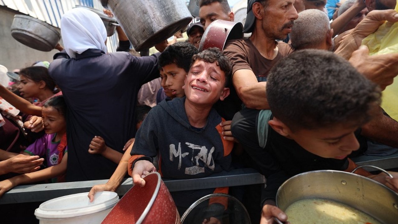 Jeritan Anak-Anak Kelaparan di Jalur Gaza saat Berebut Makanan.
