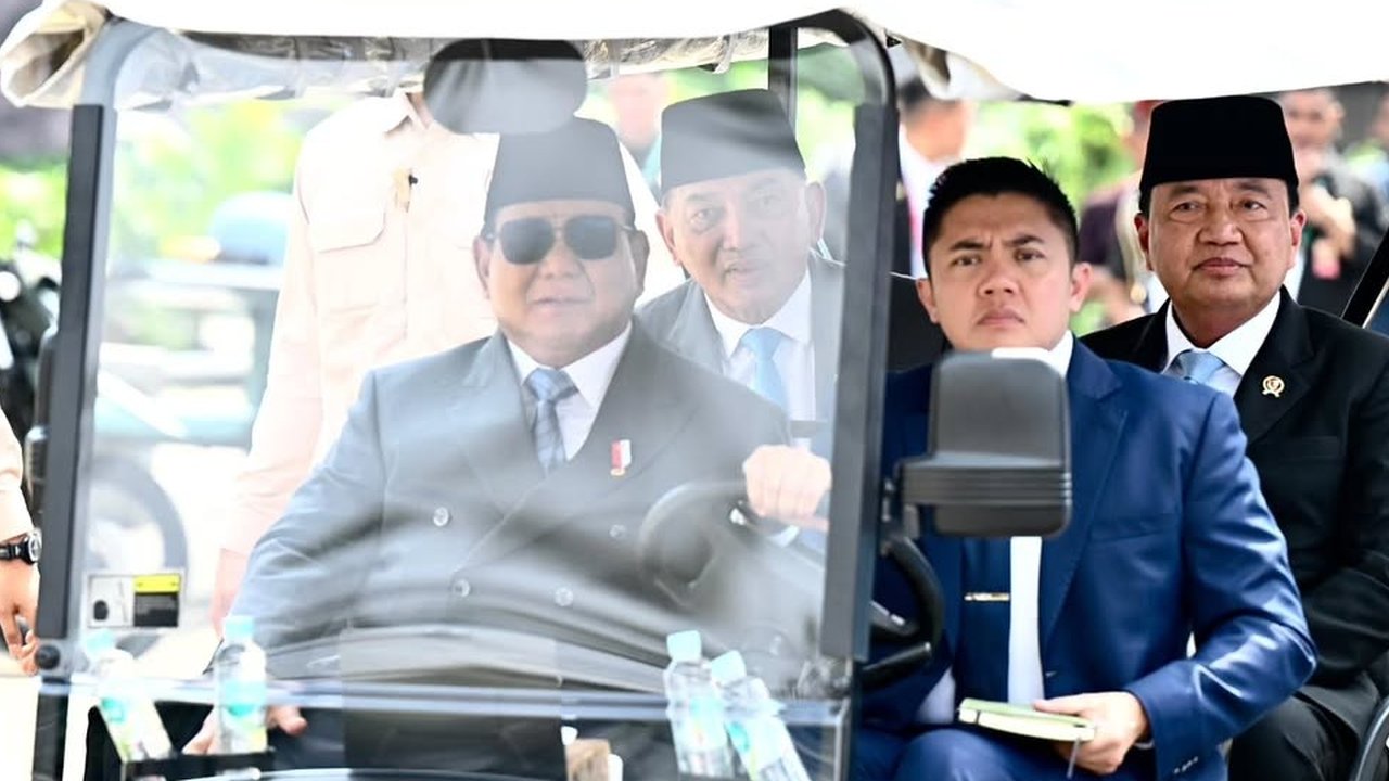 VIDEO: Momen Seskab Letkol TNI Teddy Sopiri Tiga Jenderal Paling Berpengaruh di RI