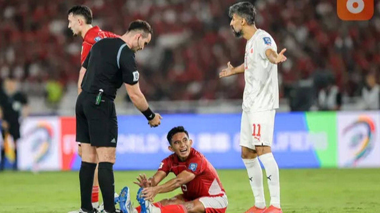 Gelandang Timnas Indonesia, Yakob Sayuri saat menghadapi Vietnam pada laga Grup F kualifikasi Piala Dunia 2026 Zona Asia di Stadion Utama Gelora Bung Karno (SUGBK), Senayan, Jakarta, Kamis