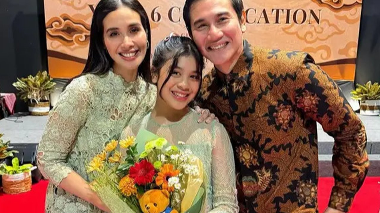 7 Potret Kelulusan Sekolah Jizzy Anak Vino Bastian, Penuh Kebahagiaan (sumber: Instagram/marshatimothy/vinogbastian__)