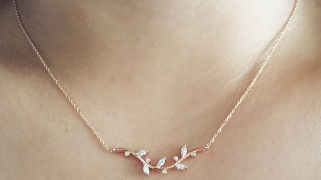 Ilustrasi Kalung Emas Wanita Karir (©Pinterest)