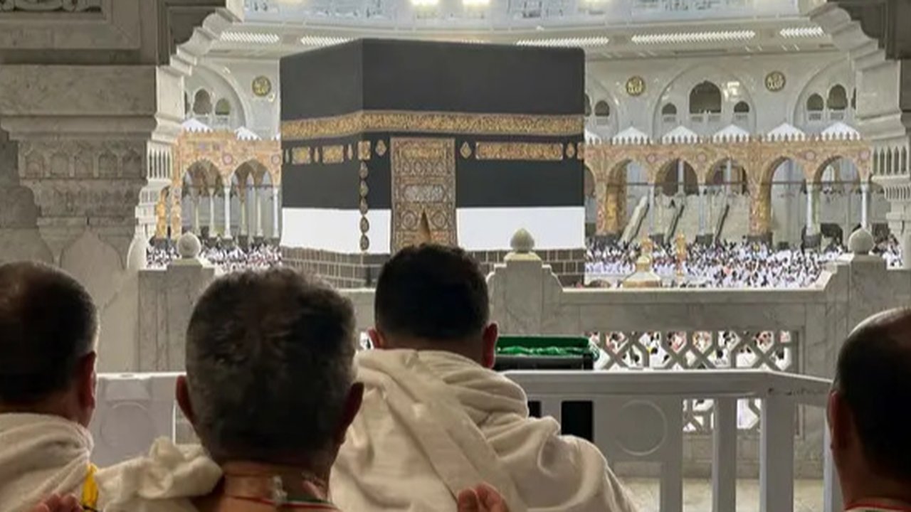 Momen ini dikenal sebagai Hari Arafah dan menjadi rukun haji yang paling utama. Selanjutnya, umat Islam akan merayakan Hari Raya Idul Adha pada 10 Zulhijah. (Foto oleh AFP)