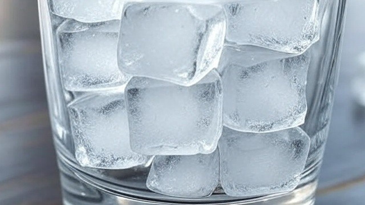 Ilustrasi es Batu kristal