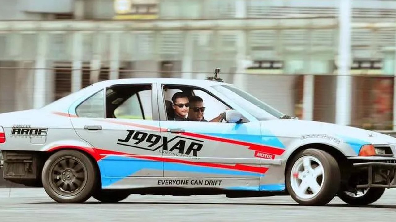 7 Potret Asiknya Pratama Arhan Latihan Drifting, Didampingi Rifat Sungkar!