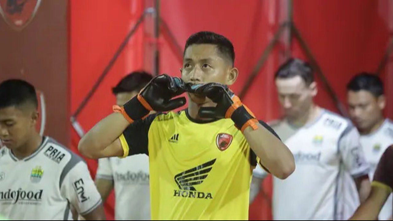 Kiper PSM Makassar, Muhammad Reza Arya Pratama memasuki lapangan jelang menghadapi Persikabo 1973 pada laga pekan ke-3 BRI Liga 1 2023/2024 di Stadion Pakansari, Cibinong, Bogor, Jumat (14