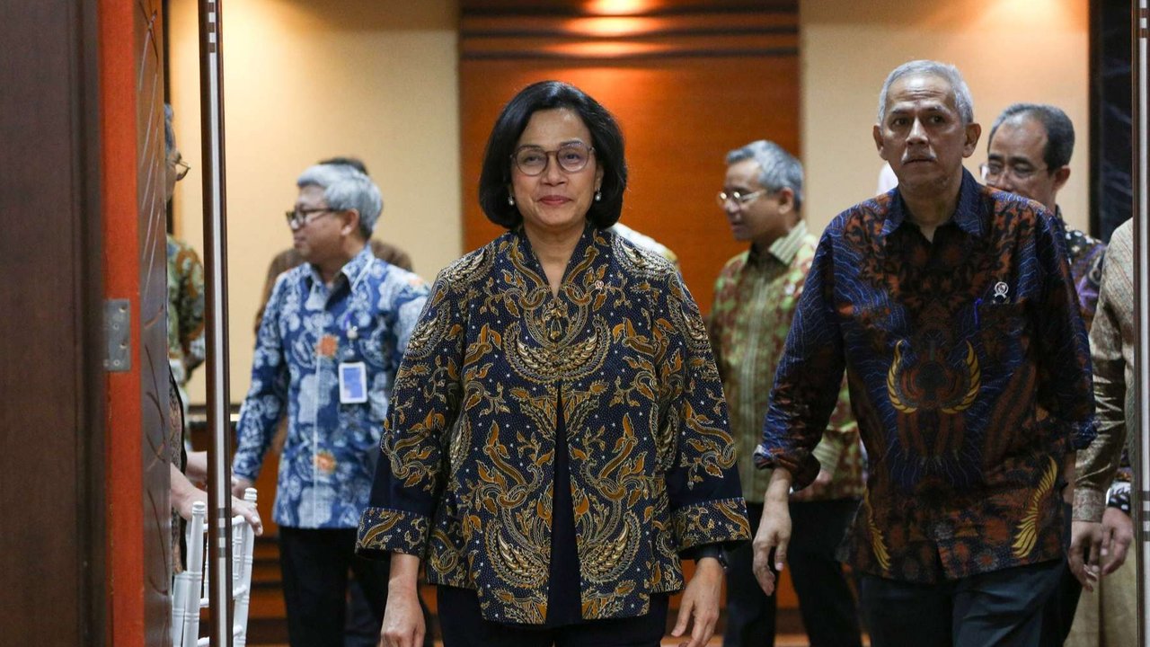 Menteri Keuangan Sri Mulyani didampingi dua pejabat baru: Direktur Jenderal Bea dan Cukai Djaka Budi Utama  (ketiga kiri) dan Direktur Jenderal Pajak yang baru Bimo Wijayanto (kedua kanan) saat konferensi pers APBN Kita Edisi April di Kementerian Keuangan, Jakarta, Jumat (23/05/2025).