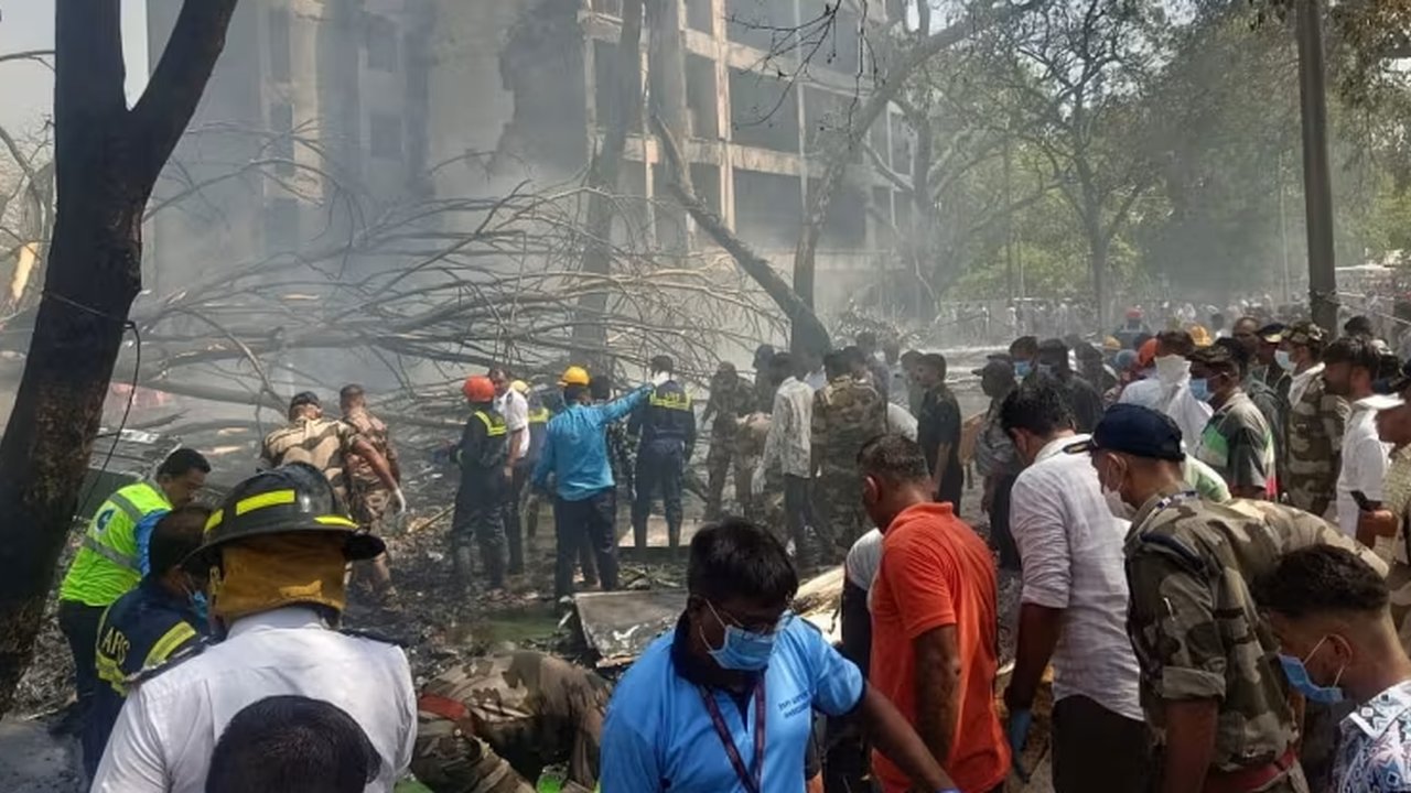 Petugas penyelamat bekerja di lokasi jatuhnya pesawat Air India penerbangan 171 di kawasan permukiman dekat bandara di Ahmedabad, Gujarat, India, Kamis (12/6/2025). Pesawat penumpang tujuan London yang membawa 242 orang itu jatuh tak lama setelah lepas landas dari Bandara Ahmedabad.