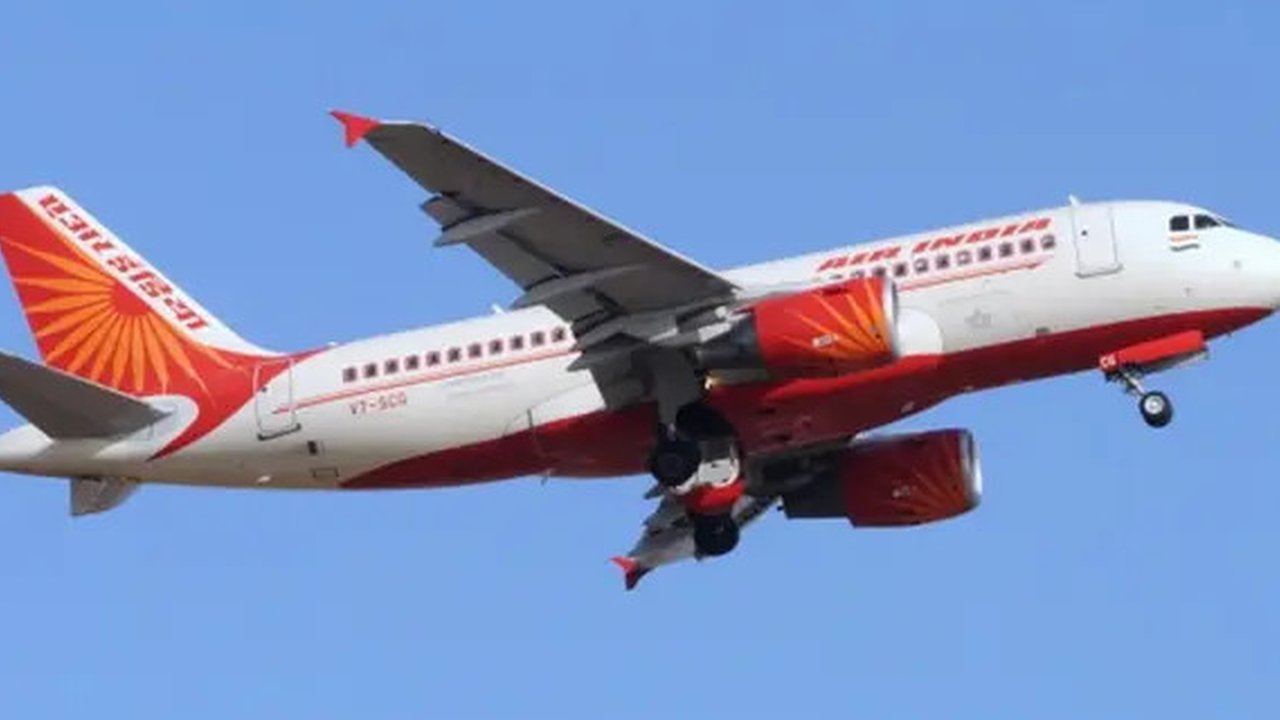 Petugas penyelamat bekerja di lokasi jatuhnya pesawat Air India penerbangan 171 di kawasan permukiman dekat bandara di Ahmedabad, Gujarat, India, Kamis (12/6/2025). Pesawat penumpang tujuan London yang membawa 242 orang itu jatuh tak lama setelah lepas landas dari Bandara Ahmedabad.