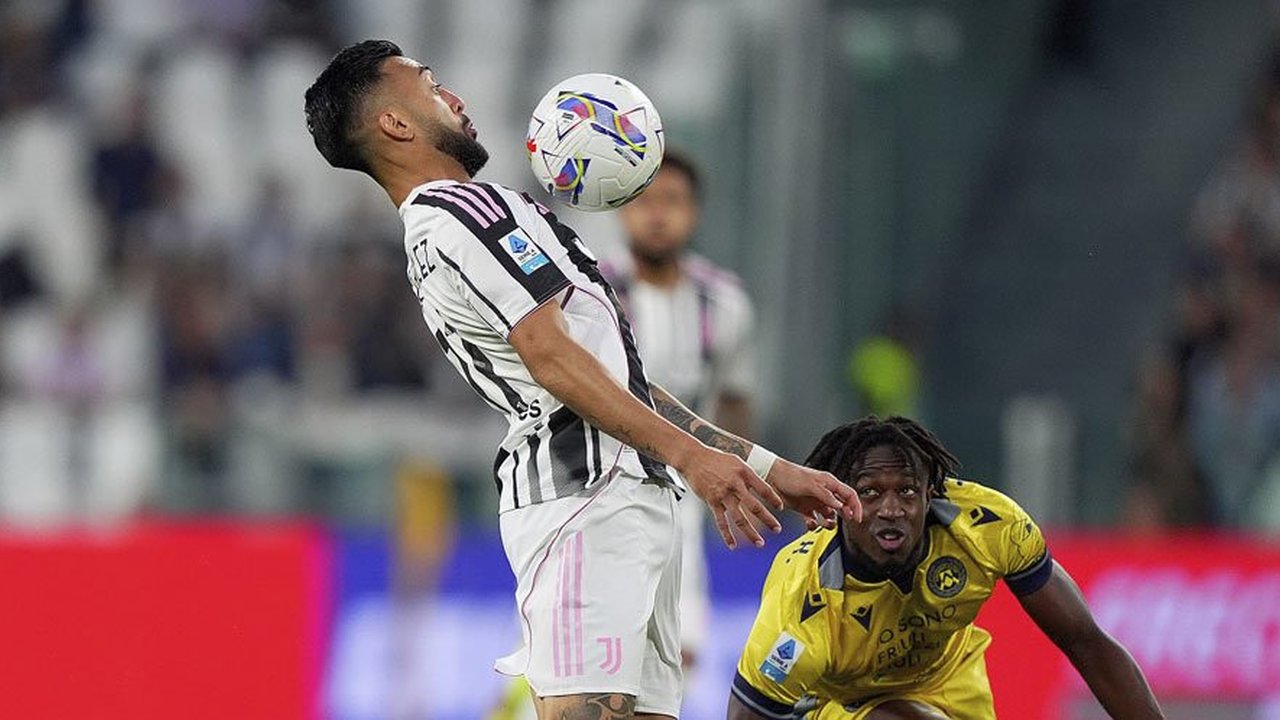 Penyerang Juventus asal Argentina bernomor punggung 11, Nico Gonzalez, menendang bola selama pertandingan sepak bola Seri A Italia antara Juventus dan Napoli di Stadion Juventus di Turin p