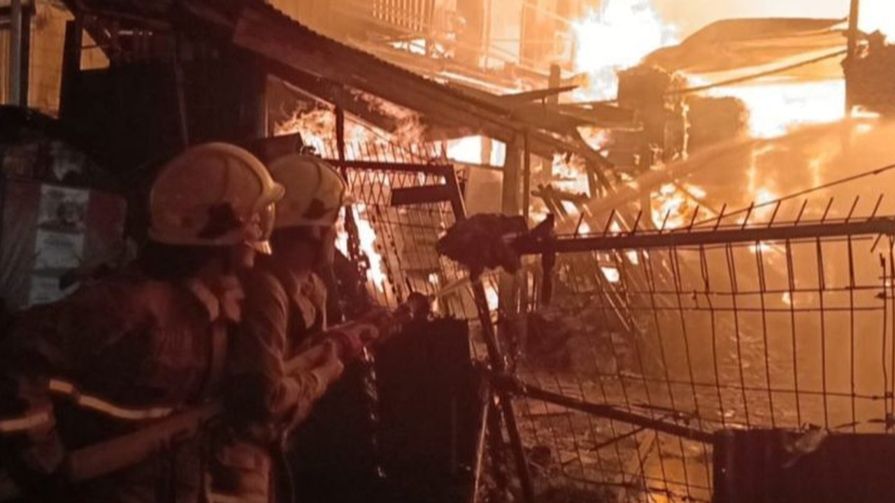 Terbakar Cemburu, Suami Bakar Rumah Istri Usai Pergoki Selingkuh Sesama Perempuan