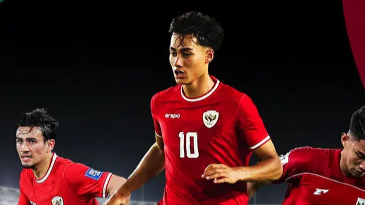 Pemain Timnas Indonesia, Rafael Struick (kanan) berduel udara dengan seorang pemain Filipina pada laga terakhir Grup F putaran kedua kualifikasi Piala Dunia 2026 Zona Asia di Stadion Utama