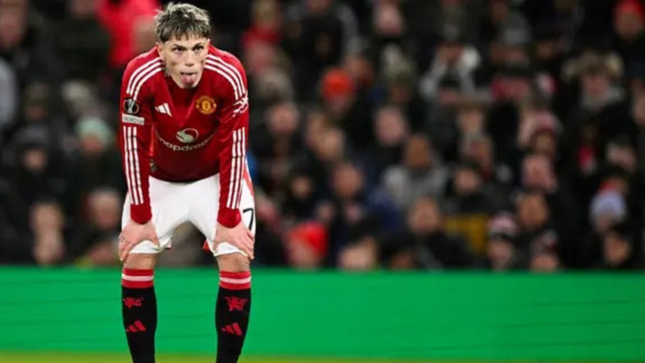 Gelandang Manchester United asal Argentina #17, Alejandro Garnacho, bereaksi selama pertandingan Liga Eropa UEFA antara Manchester United dan Glasgow Rangers di stadion Old Trafford di Man