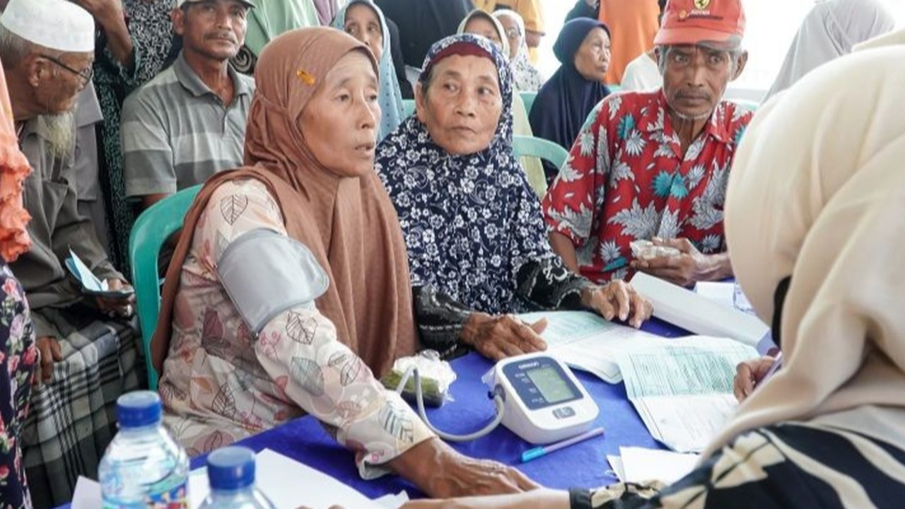 Dinas Kesehatan Lamongan mencatat 35.772 warga telah terlayani program Cek Kesehatan Gratis (CKG) hingga 18 Maret 2025, melampaui setengah dari total sasaran.