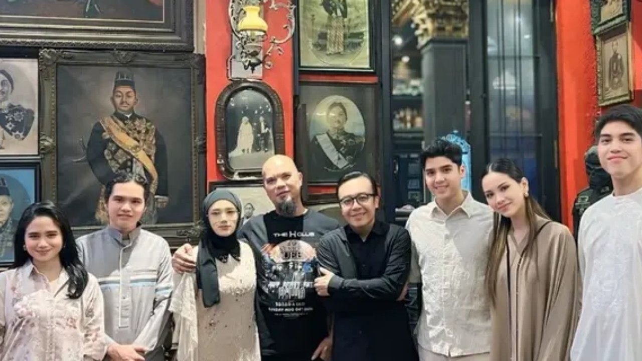 Potret Kedekatan Mulan Jameela dengan Putra Sambungnya