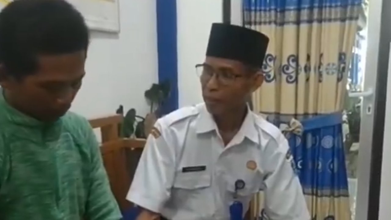 Kronologi Guru SMP di Demak Naik Meja & Tendang Muka Siswa Gara-Gara Murid Asyik Bersiul, Berujung Disanksi