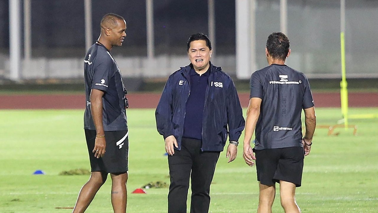 Ketua Umum PSSI Erick Thohir  bersama Pelatih Timnas Indonesia Patrick Kluivert saat memantau sesi latihan Timnas Indonesia di Stadion Madya, Senayan, Jakarta, Senin (02/06/2025).