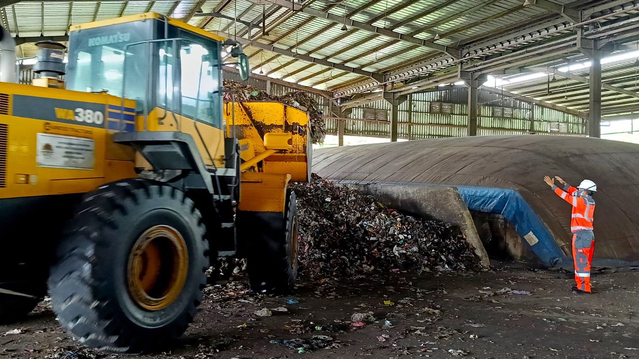 PLN EPI Gandeng Pandawara dan Mapala Angkut 27 Ton Sampah dari Teluk Labuan