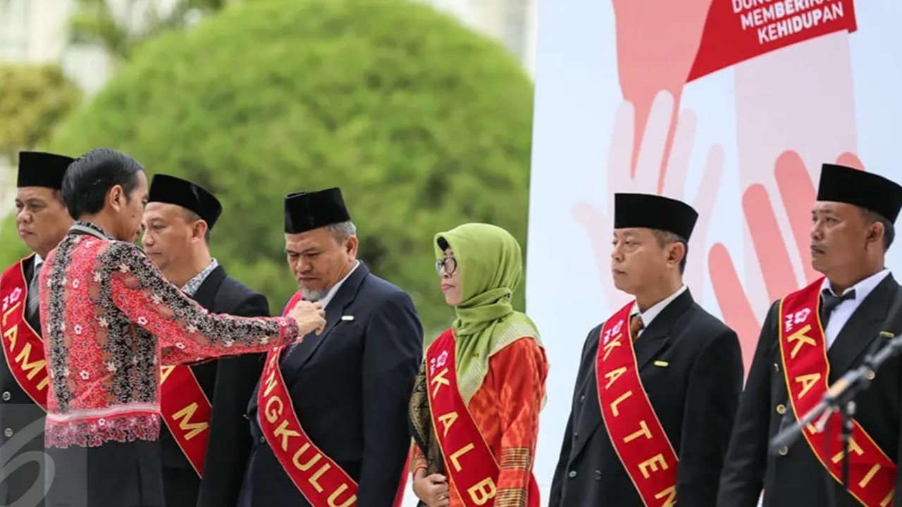 Presiden Joko Widodo Memberi Penghargaan Satyalencana Kebaktian Sosial pada 2015