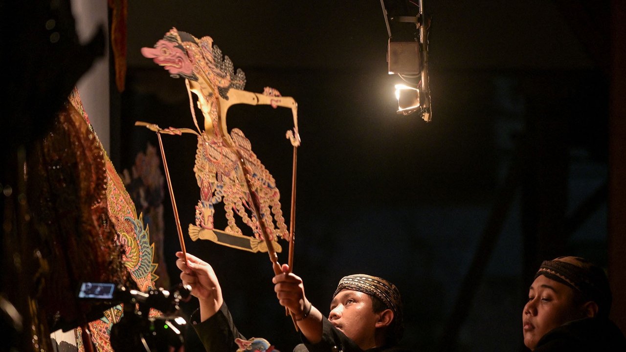 Dalang muda asal  Magetan menampilkan pentas wayang kulit Mahabharata “Kresna Duta” di Taman Budaya Jawa Timur, Surabaya, Jumat malam (13/06/2025)