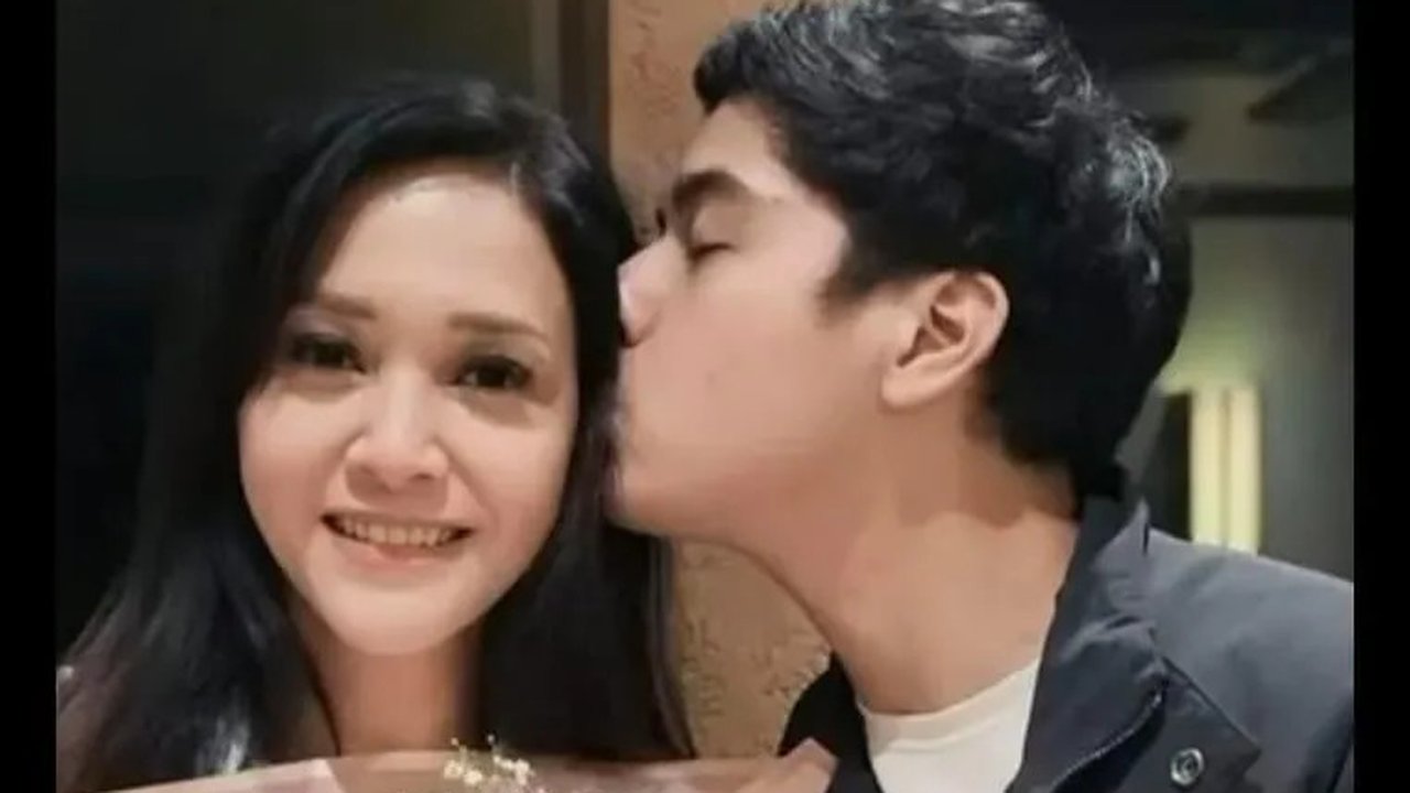 Setelah Al Ghazali beranjak dewasa, Maia Estianty akhirnya bisa lebih leluasa menjalin waktu kebersamaan dengan sang anak. Seperti di potret ini, tampak momen penuh cinta saat Al mencium Maia sambil memberikan buket bunga.