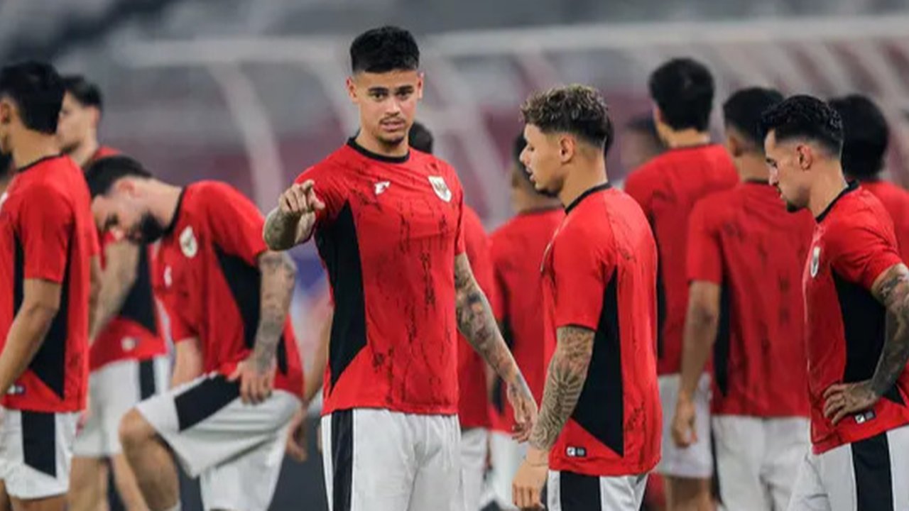 Ekspresi pemain Timnas Indonesia, Mees Hilgers, saat laga melawan China dalam laga Kualifikasi Piala Dunia 2026 zona Asia di Stadion Utama Gelora Bung Karno (SUGBK), Jakarta, Kamis (5/6/20