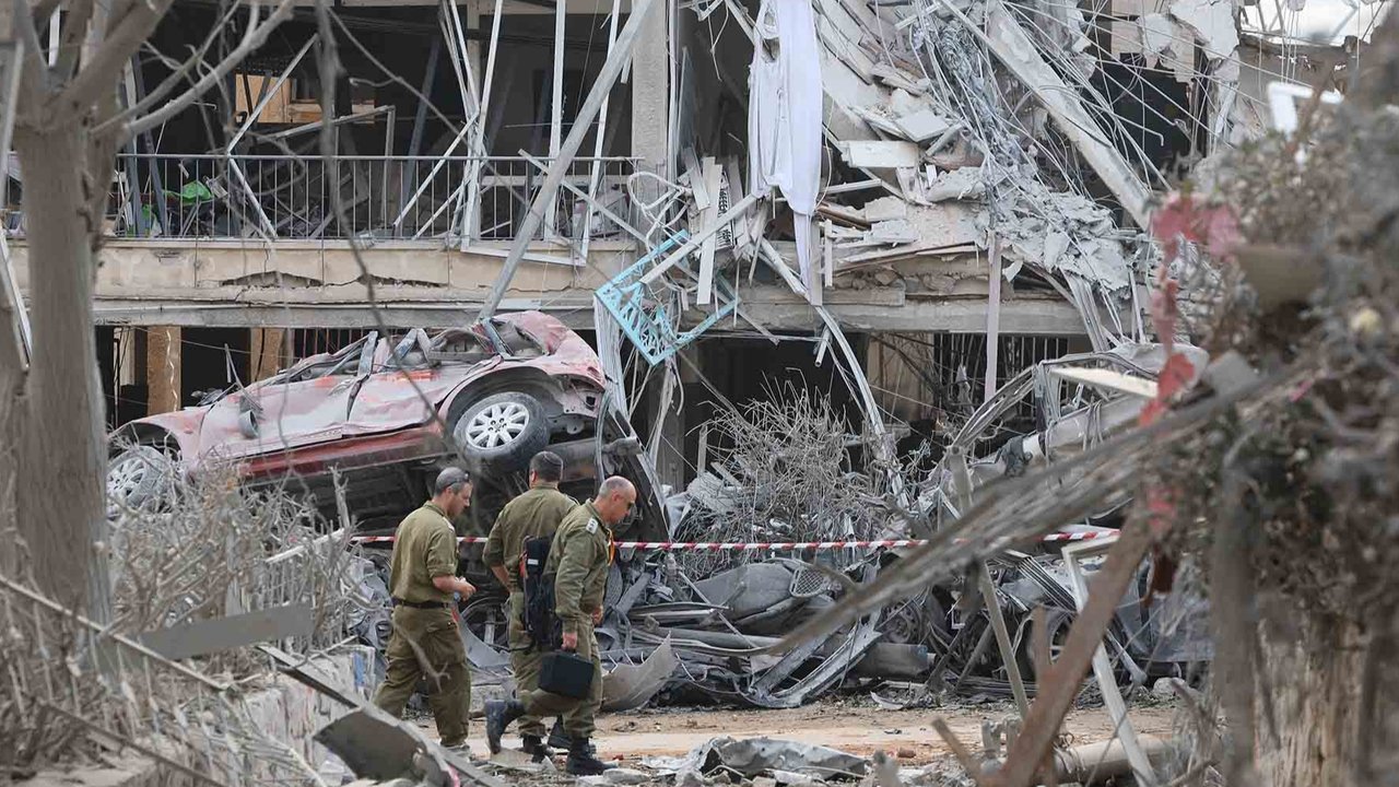 Bangunan blok apartemen yang rusak parah  terkena rudal yang ditembakkan Iran di kota Ramat Gan, Israel, Sabtu (14/06/2025).