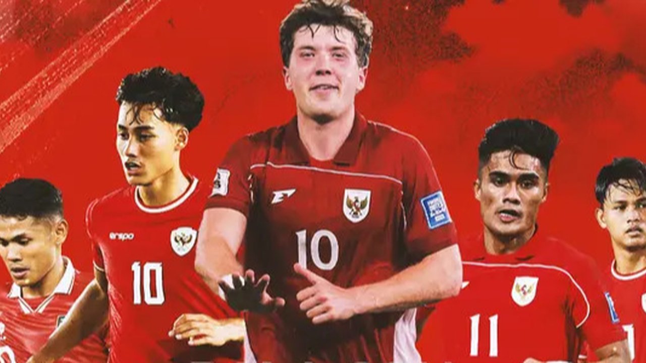 Timnas Indonesia - Ole Romeny dikelilingi beberappa striker Indonesia (Bola.com/Adreanus Titus)