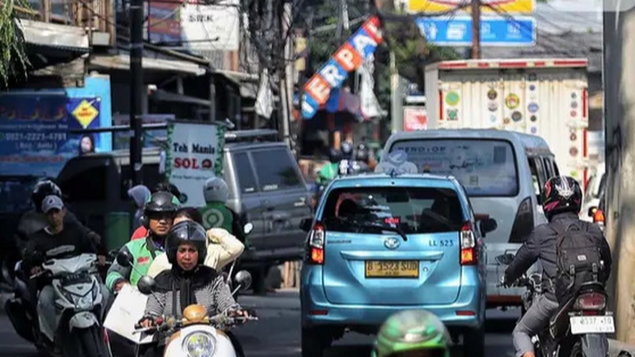 Rekayasa lalu lintas one way diberlakukan pada KM 188 Gerbang Tol (GT) Palimanan Jalan Tol Cipali hingga KM 72 Cikampek sejak pukul 14.30 WIB atas diskresi Kepolisian. Penerapan one way ini berkaca data volume lalu lintas kendaraan yang kembali meningkat dari arah Timur menuju ke arah Jakarta, pantauan visual CCTV dan laporan petugas Kepolisian di lapangan, serta prediksi peningkatan lalu lintas yang masih akan berlanjut pada periode kedua arus balik Hari Raya Idul Fitri 1444 H. (Dok. Jasa Marga)