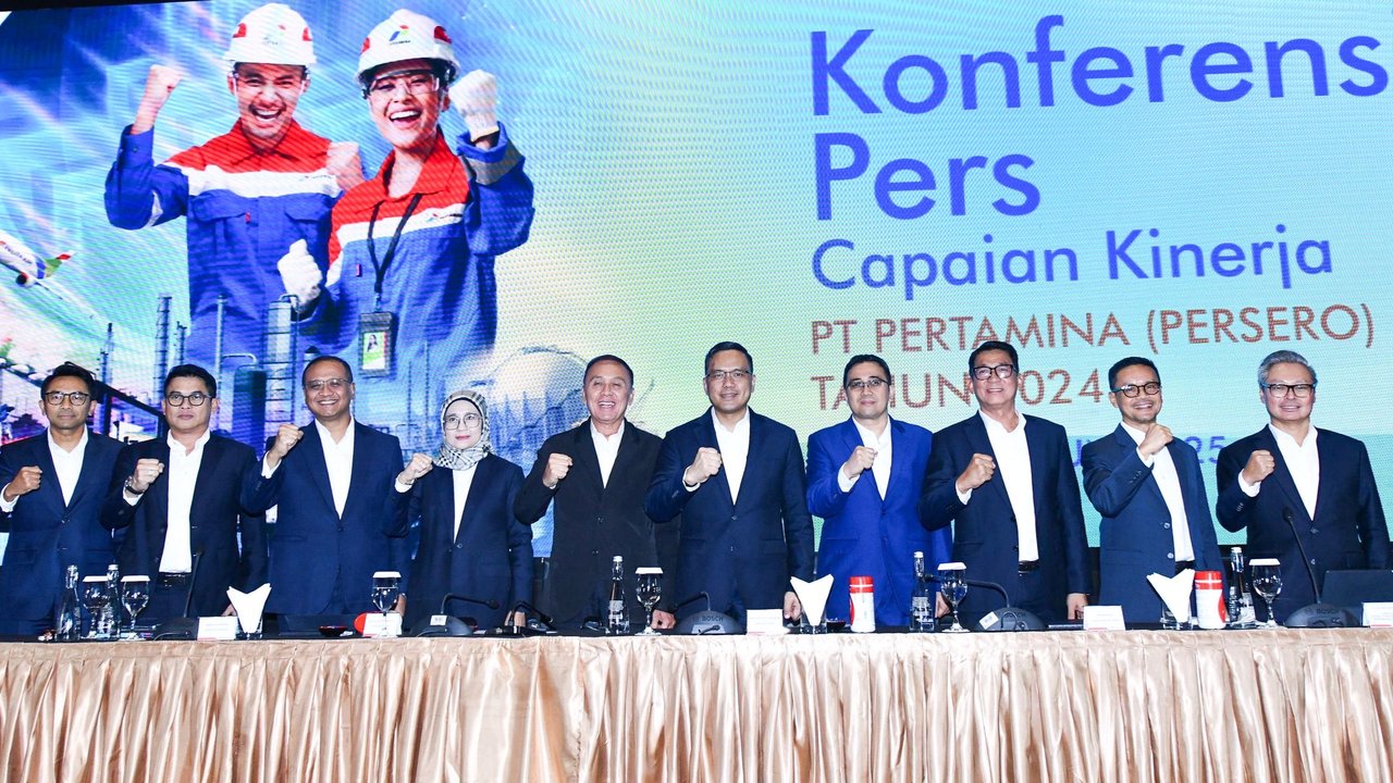 Direktur Utama Pertamina Simon Aloysius Mantiri dalam Konferensi Pers Laporan Rapat Umum Pemegang Saham (RUPS) Tahun Buku 2024