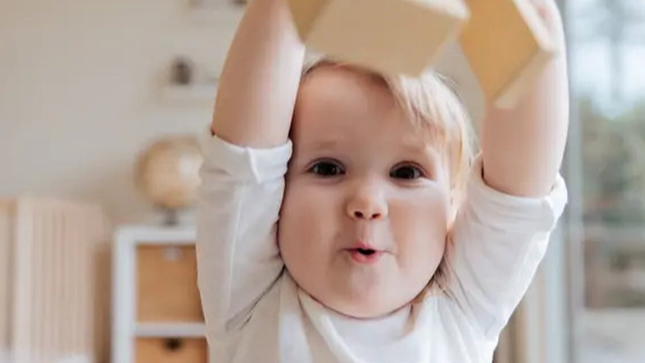 Ilustrasi Bayi Memakai Gurita