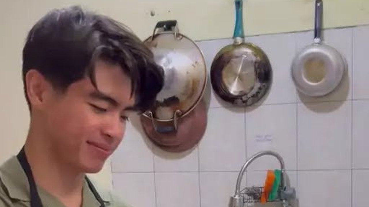5 Potret Dapur Rumah Steven Wongso Sangat Sederhana, Tak Ada Kitchen Set - Peralatan Masak Cuma Digantung