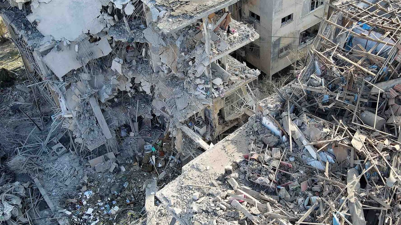Bangunan blok apartemen yang rusak parah  terkena rudal yang ditembakkan Iran di kota Ramat Gan, Israel, Sabtu (14/06/2025).