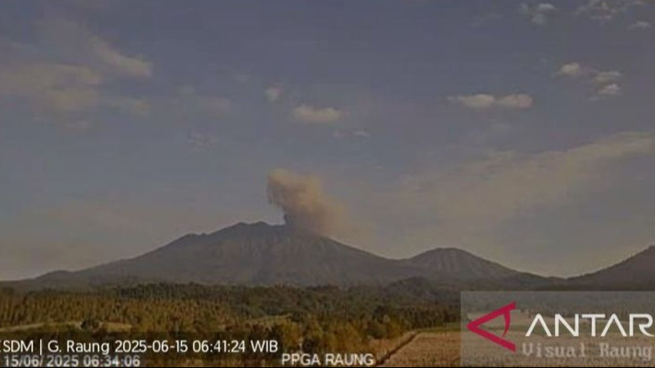 Gunung Raung Erupsi