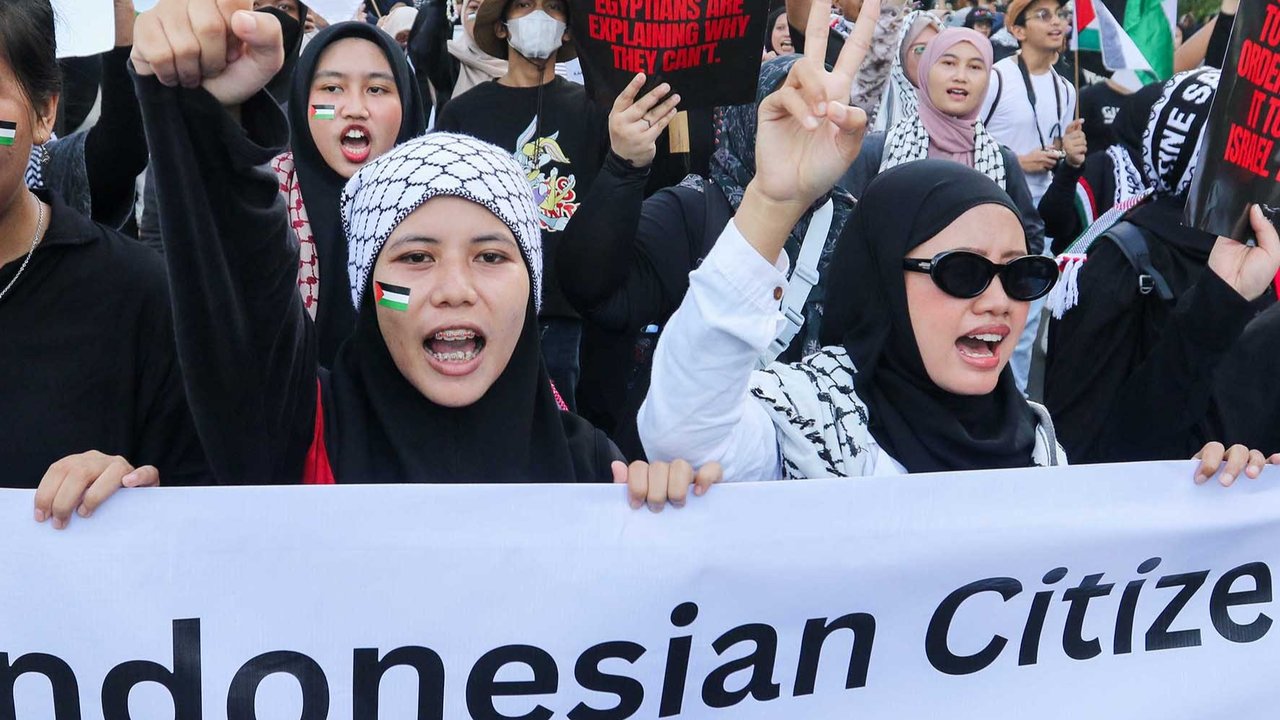 Peserta aksi mengikuti aksi long march dari depan Kedubes Amerika Serikat   hingga Bunderan HI, Jakarta, Minggu (15/06/2025).
