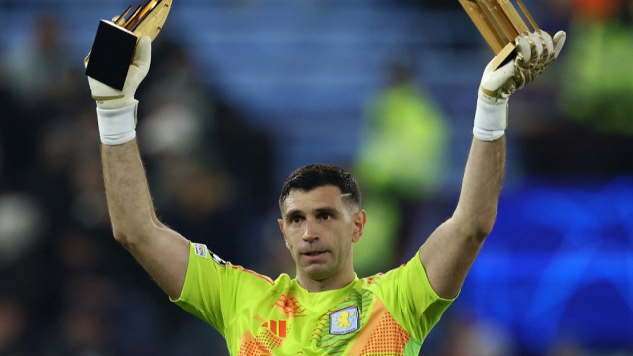 Emiliano Martinez Tertarik Gabung MU Gantikan Onana, Kontrak Sudah Disiapkan